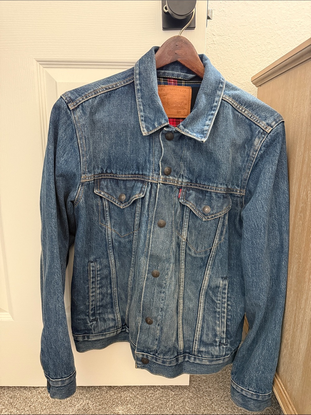 Levi's Blue Denim Trucker Jacket with Plaid Flannel Lining and Interior Pockets